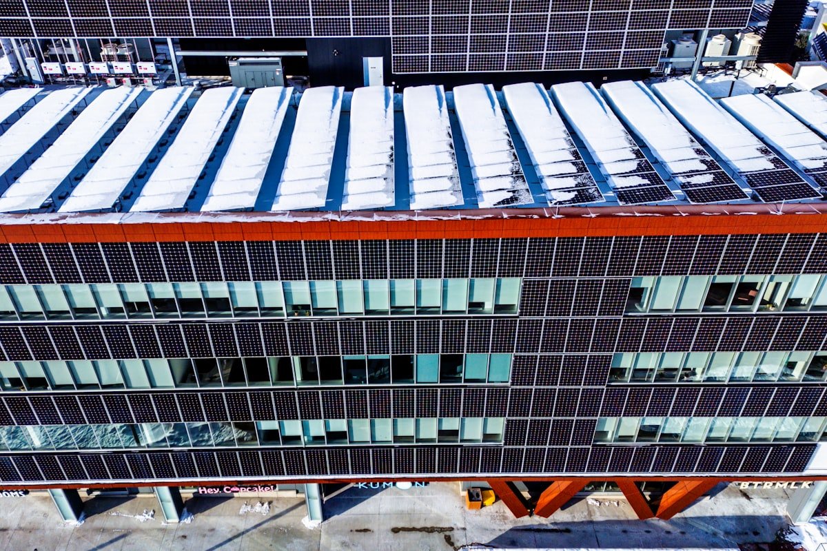 Nowoczesny budynek z instalacją fotowoltaiczną — efektywność energetyczna