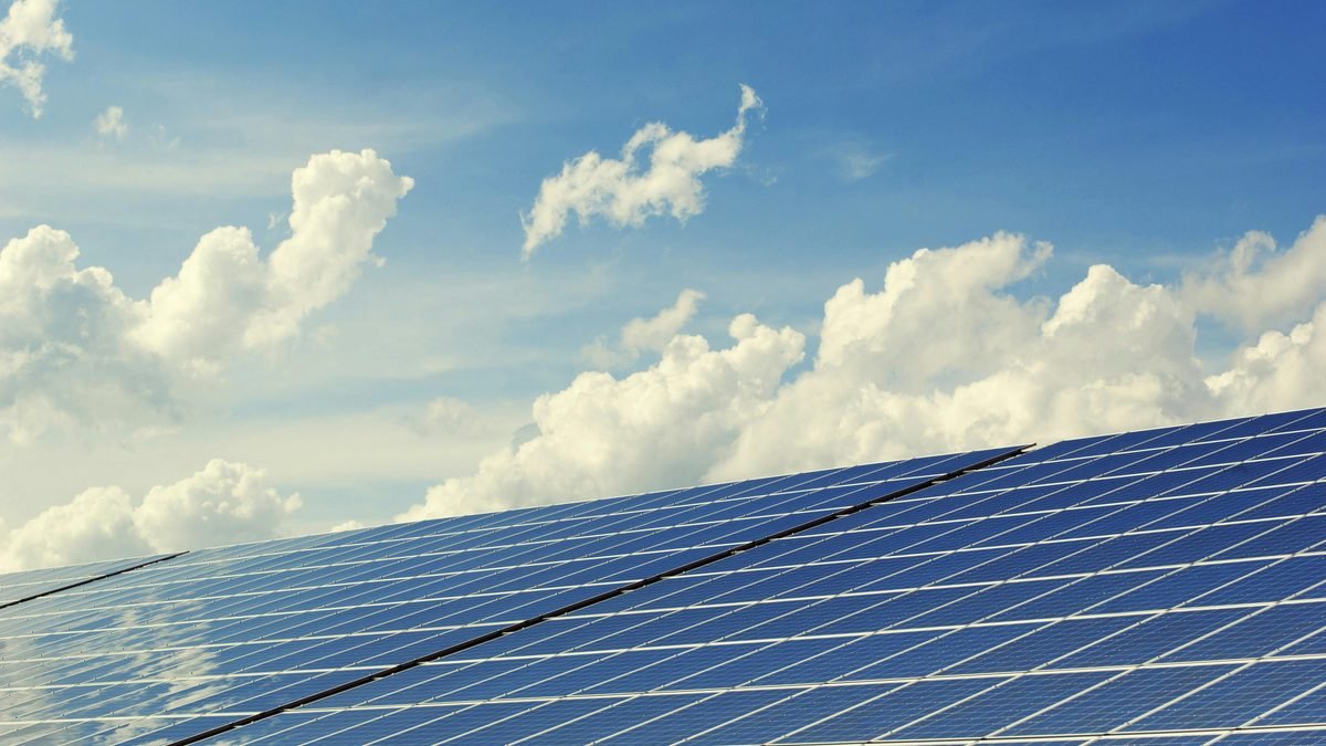 Audytor energetyczny podczas inwentaryzacji budynku