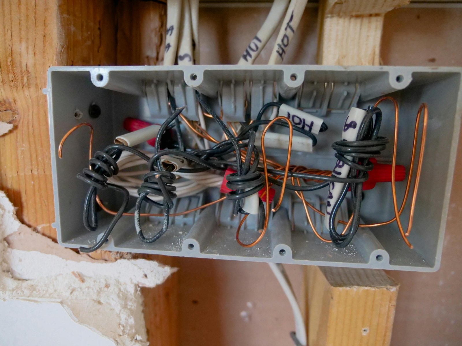 Rozdzielnia elektryczna w zakładzie przemysłowym